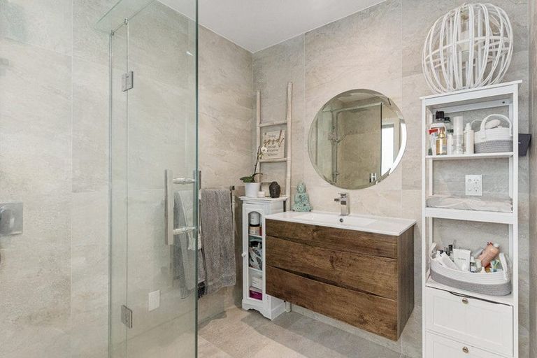 Photo of property in 2 Sunvista Avenue, Oteha, Auckland, 0632