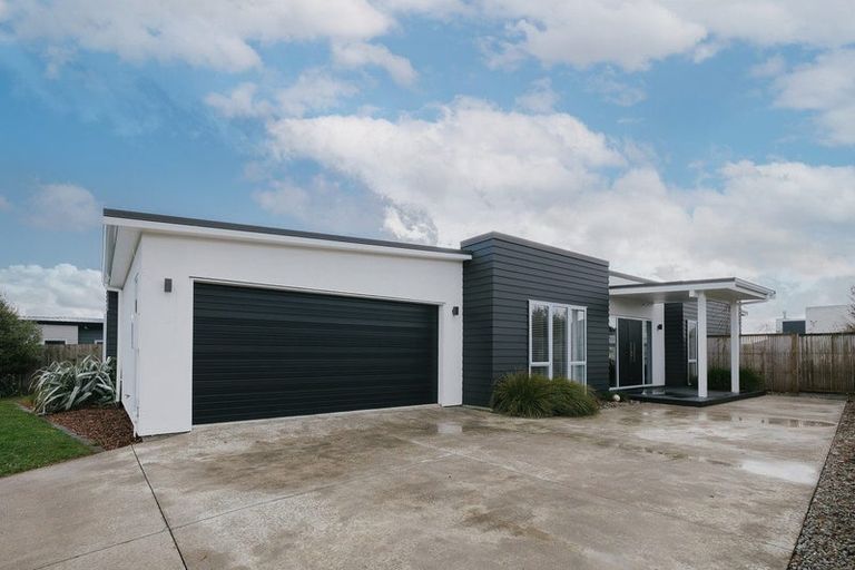 Photo of property in 10 Monaco Grove, Fitzherbert, Palmerston North, 4410