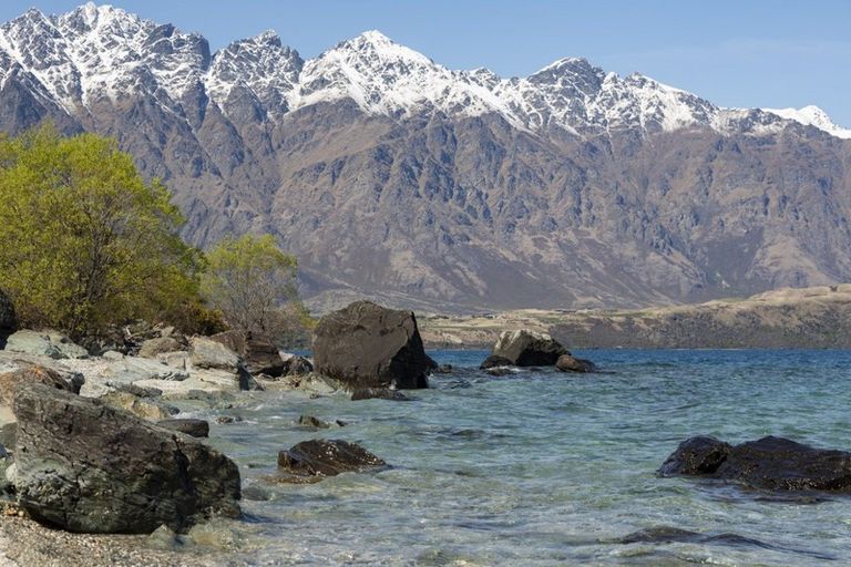 Photo of property in 72 Cedar Drive, Kelvin Heights, Queenstown, 9300