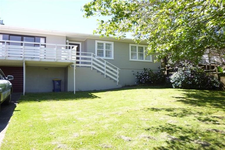 Photo of property in 4 Castaing Crescent, Te Atatu South, Auckland, 0610