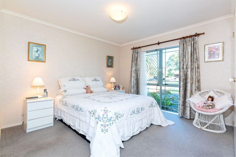 Photo of property in 8 Ryehill Close, New Lynn, Auckland, 0600