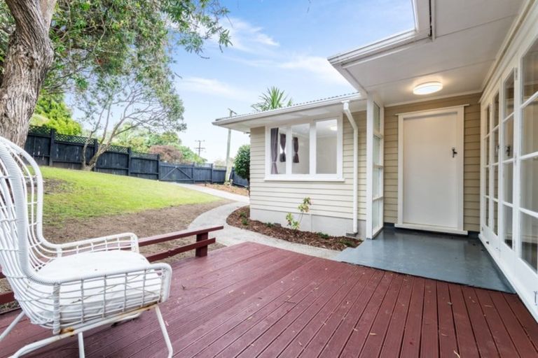 Photo of property in 75 Selwyn Crescent, Forrest Hill, Auckland, 0620