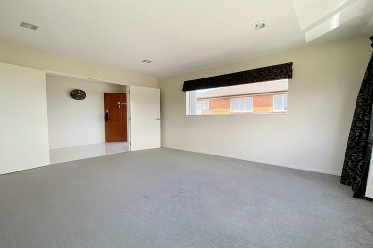 Photo of property in 11 Lakeridge Close, Northcross, Auckland, 0632