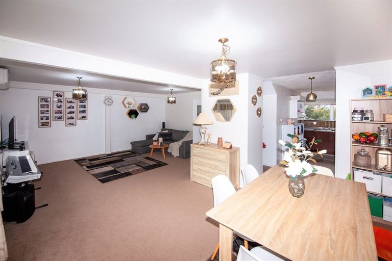 Photo of property in 18 Hollydale Grove, Churton Park, Wellington, 6037