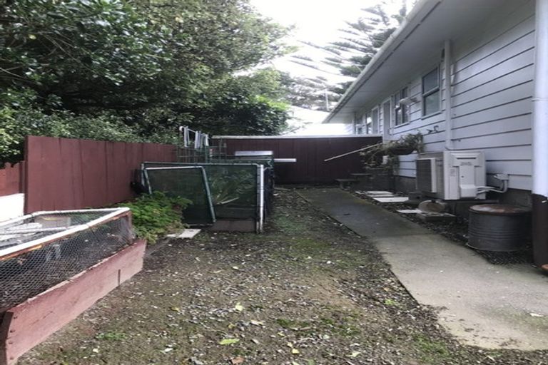 Photo of property in 4/210 Newlands Road, Newlands, Wellington, 6037