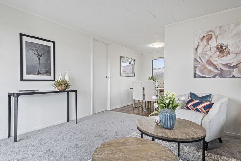 Photo of property in 1 Stephen Avenue, Henderson, Auckland, 0610