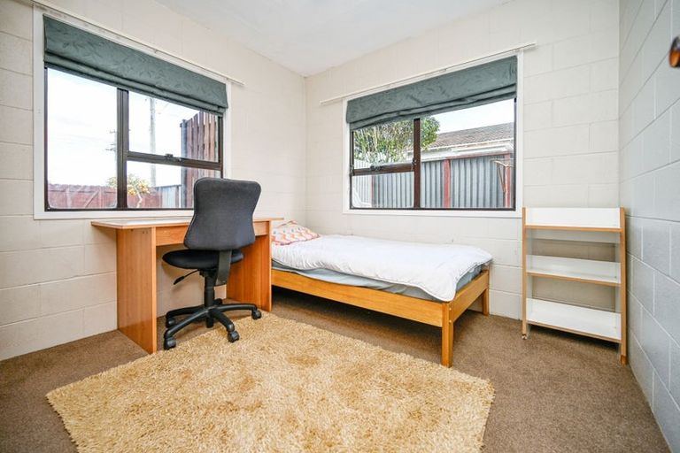 Photo of property in 1/2 Northall Road, New Lynn, Auckland, 0600