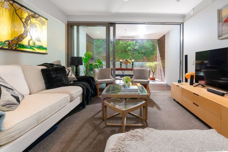 Photo of property in Patent 326 Apartments, 212s/326 Evans Bay Parade, Hataitai, Wellington, 6021