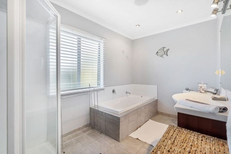 Photo of property in 28 Jelas Road, Red Beach, 0932