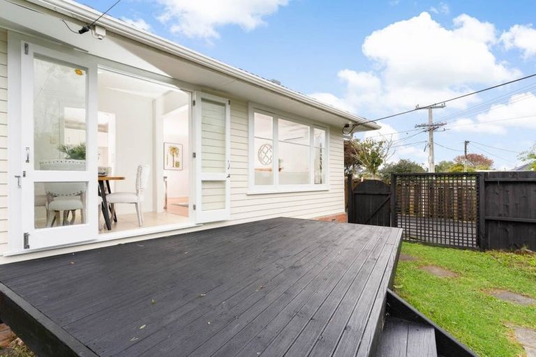 Photo of property in 4 Kirrie Avenue, Te Atatu South, Auckland, 0610
