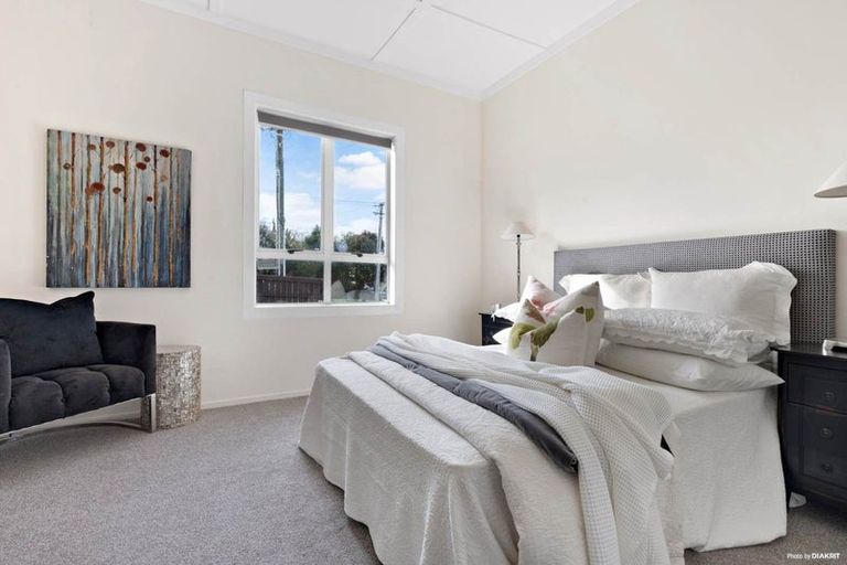 Photo of property in 2c Waiari Road, Conifer Grove, Takanini, 2112