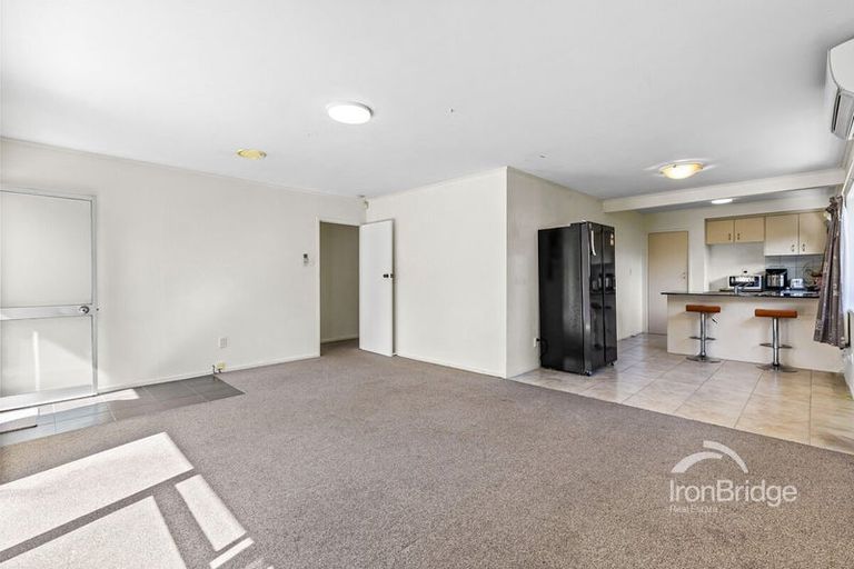 Photo of property in 71 Kemp Road, Massey, Auckland, 0614
