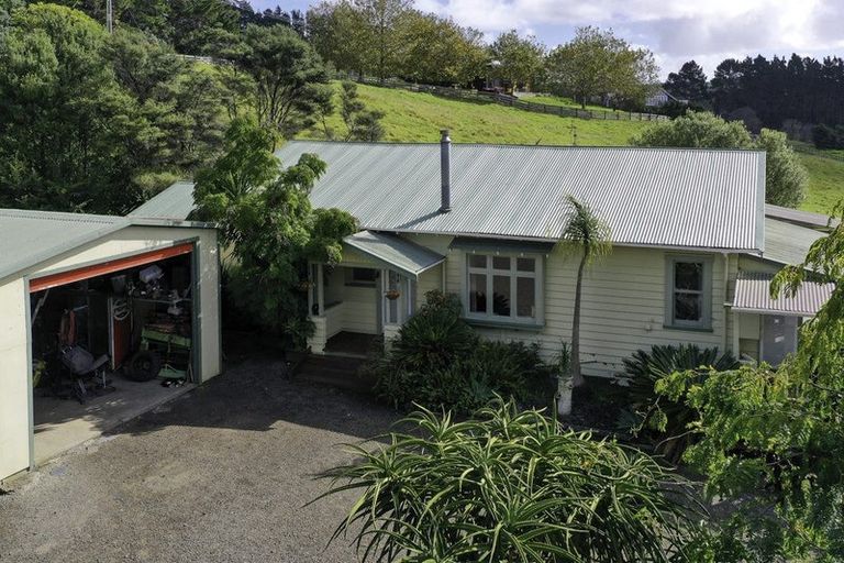 Photo of property in 2442 South Head Road, South Head, Helensville, 0874