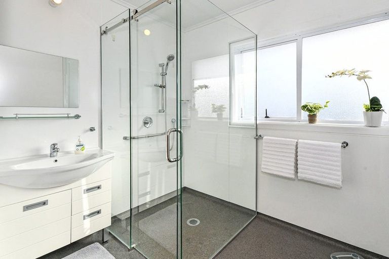 Photo of property in 74 Grande Vue Road, Hillpark, Auckland, 2102