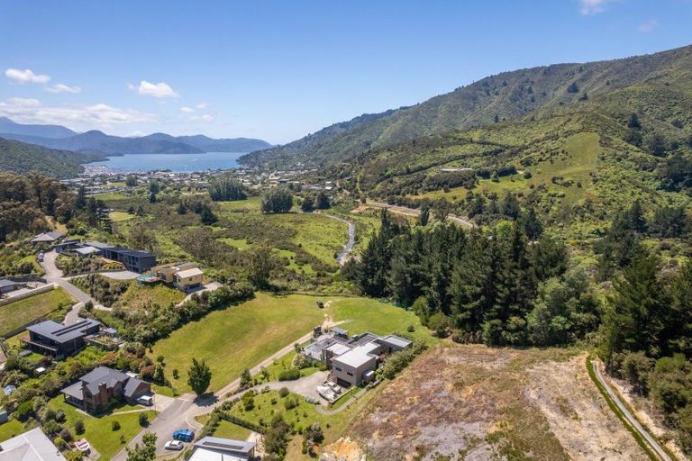 Photo of property in 16 Raukura Rise, Picton, 7220