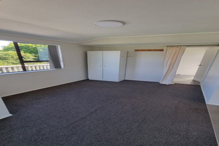 Photo of property in 2/29 Cheltenham Terrace, Newlands, Wellington, 6037