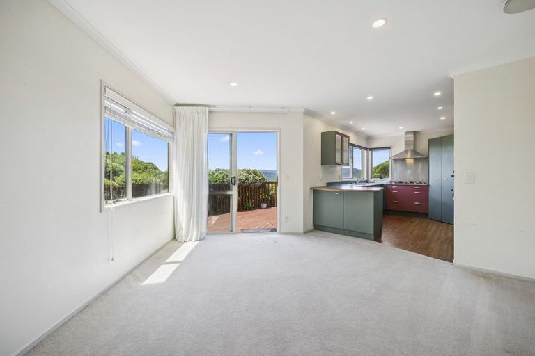 Photo of property in 9 Bennett Grove, Newlands, Wellington, 6037