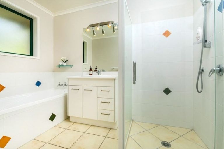 Photo of property in 7 Roberta Crescent, Orewa, 0931