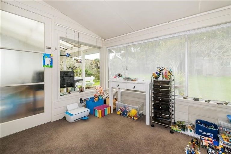 Photo of property in 12 William Souter Street, Forrest Hill, Auckland, 0620
