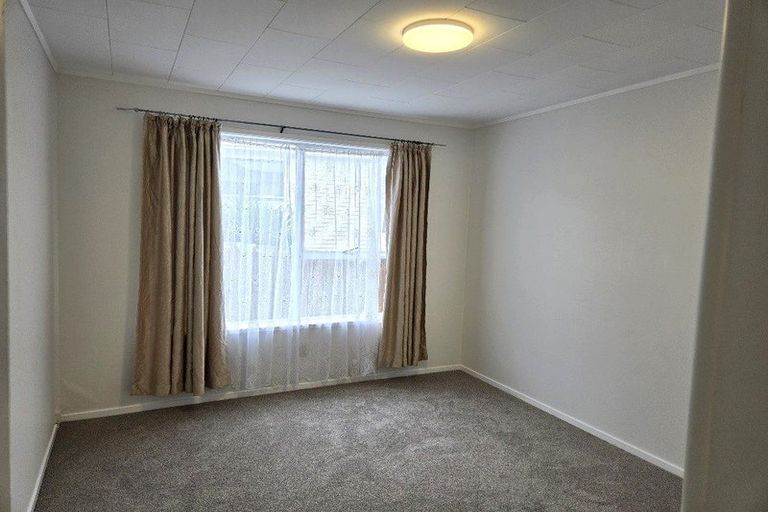 Photo of property in 2/56 Cockayne Crescent, Sunnynook, Auckland, 0620