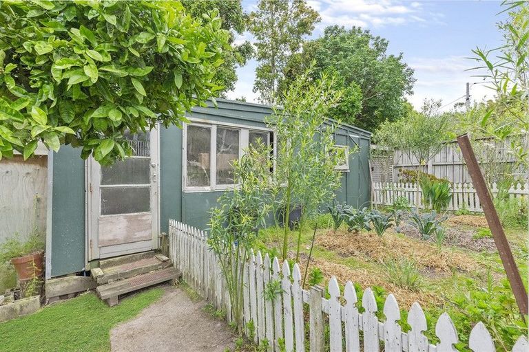 Photo of property in 28 Lowtherhurst Road, Massey, Auckland, 0614