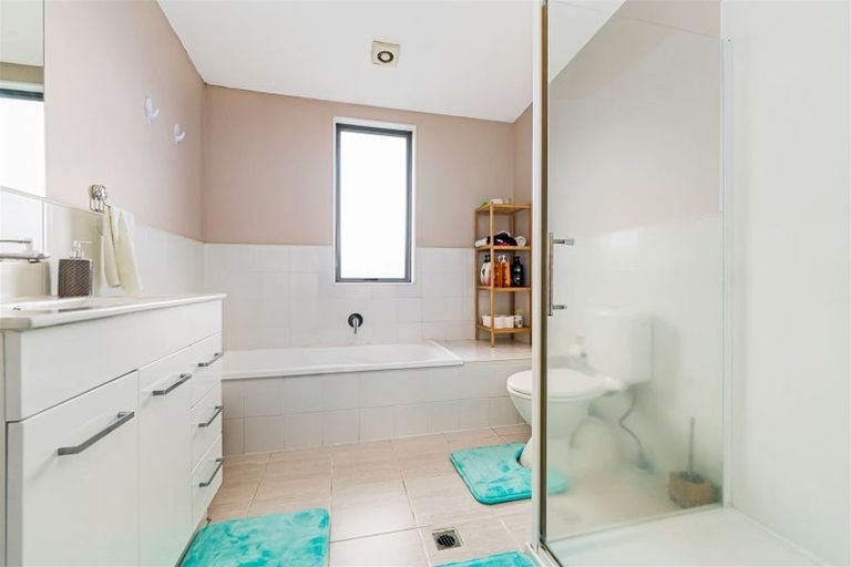 Photo of property in 28/3 Hulme Place, Henderson, Auckland, 0612