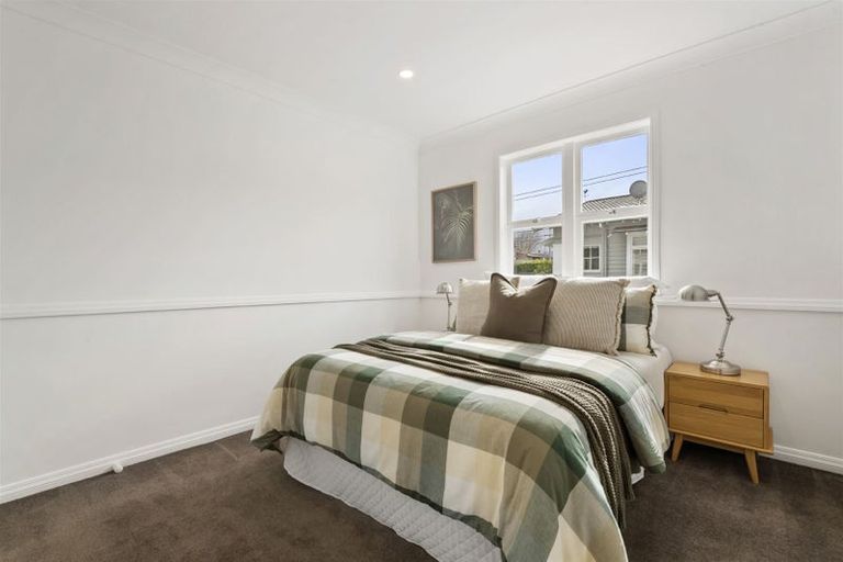 Photo of property in 1/14 Wernham Place, Northcote, Auckland, 0626