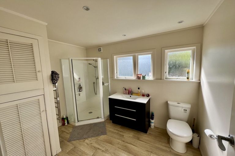 Photo of property in 65 Laingholm Drive, Laingholm, Auckland, 0604