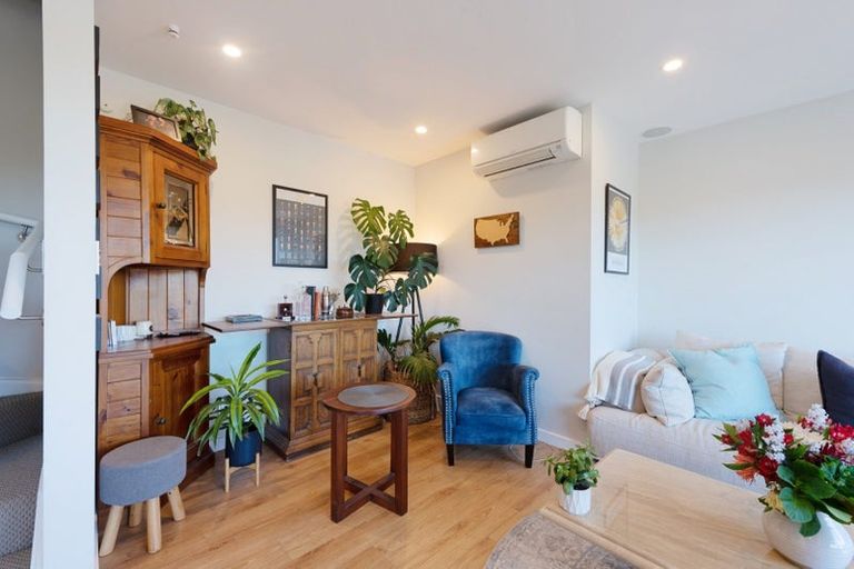 Photo of property in 19 Miles Crescent, Newlands, Wellington, 6037