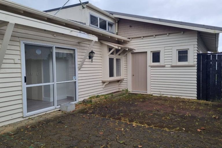 Photo of property in 130 Pendarves Street, New Plymouth, 4312