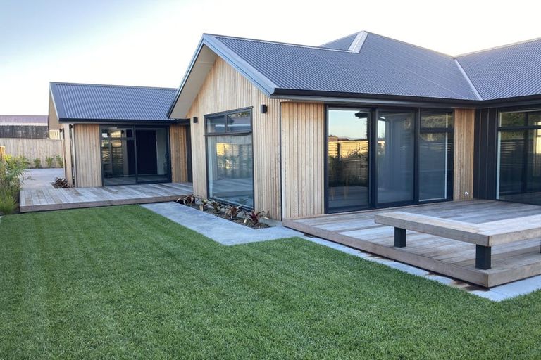 Photo of property in 11 Donnelly Street, Oakura, 4314