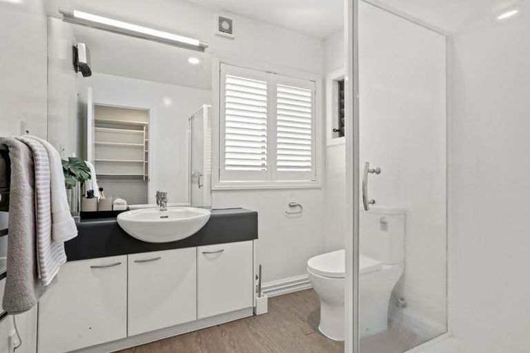 Photo of property in 2/61 Beresford Street, Bayswater, Auckland, 0622