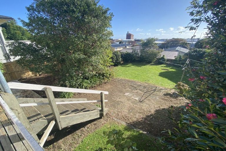 Photo of property in 123 Pendarves Street, New Plymouth, 4312