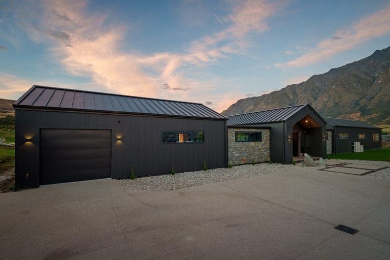 Photo of property in 16 Runholder Rise, Jacks Point, 9371
