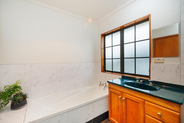 Photo of property in 11 Woodgate Court, Fitzherbert, Palmerston North, 4410