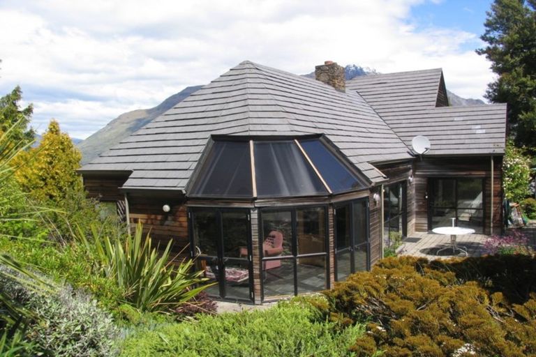 Photo of property in 6 Thorn Crescent, Fernhill, Queenstown, 9300
