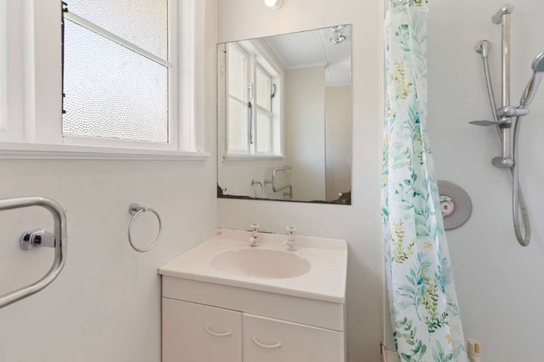 Photo of property in 18 Montrose Place, Takaro, Palmerston North, 4412