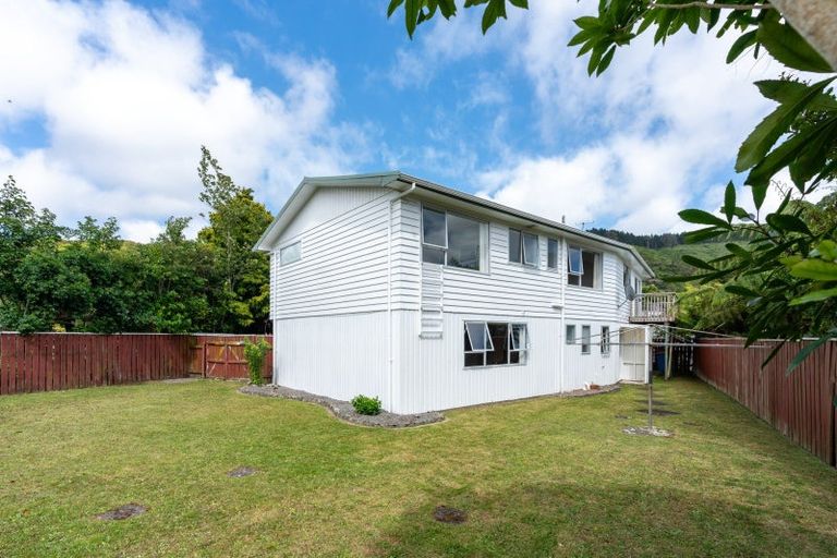 Photo of property in 1 Peterhouse Street, Tawa, Wellington, 5028
