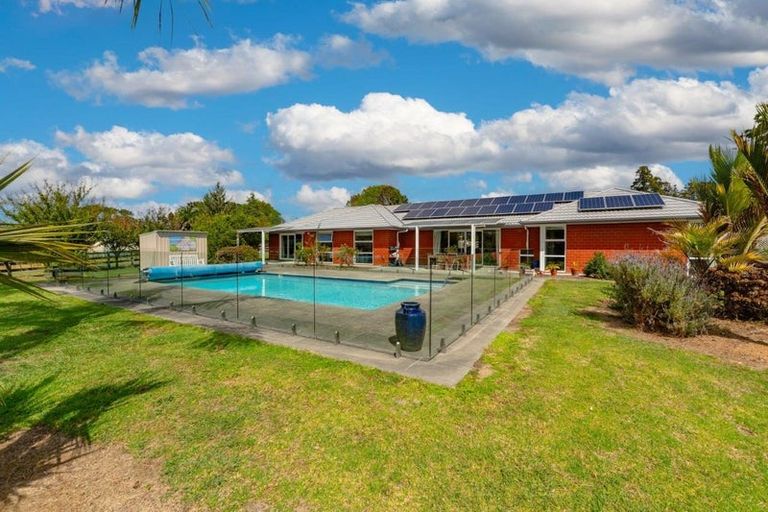 Photo of property in 42 Farrand Road, Kumeu, 0891