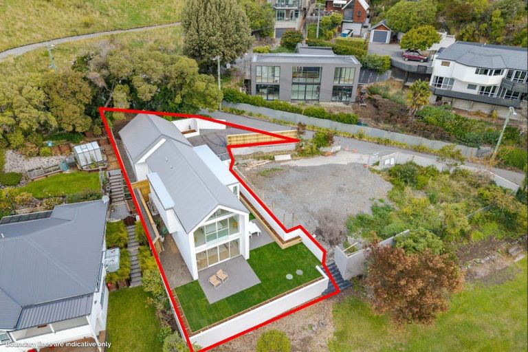 Photo of property in 2/1 The Brae, Mount Pleasant, Christchurch, 8081