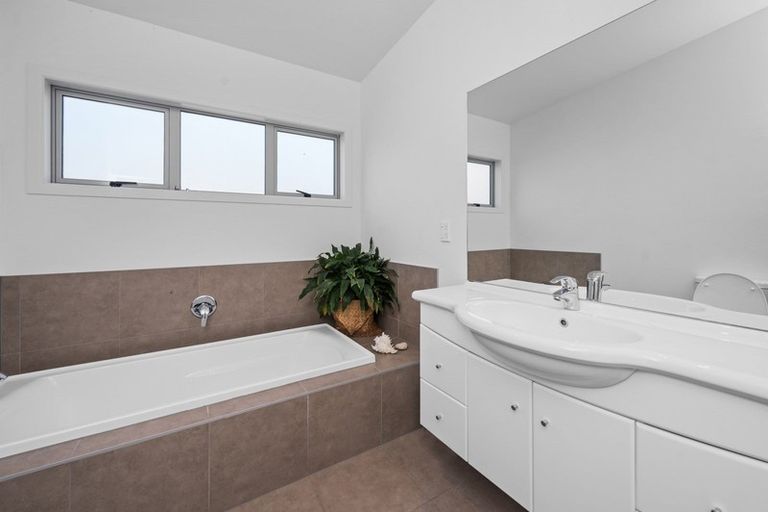 Photo of property in 2 Seagers Close, Kinloch, Taupo, 3377