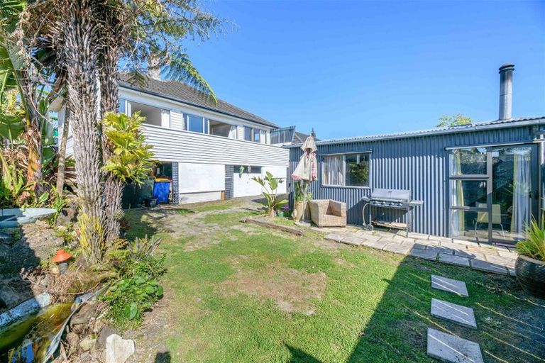 Photo of property in 4 Marie Crescent, Te Atatu South, Auckland, 0610