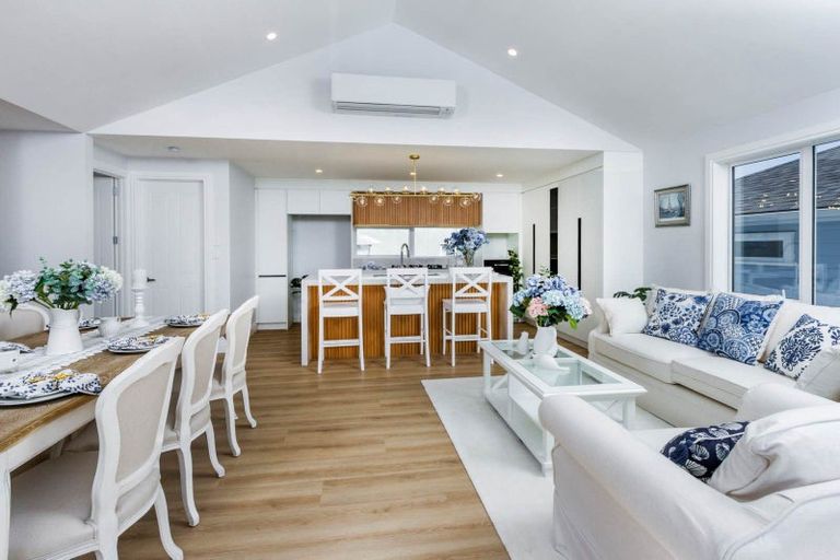 Photo of property in 7b Garadice Road, Rothesay Bay, Auckland, 0630