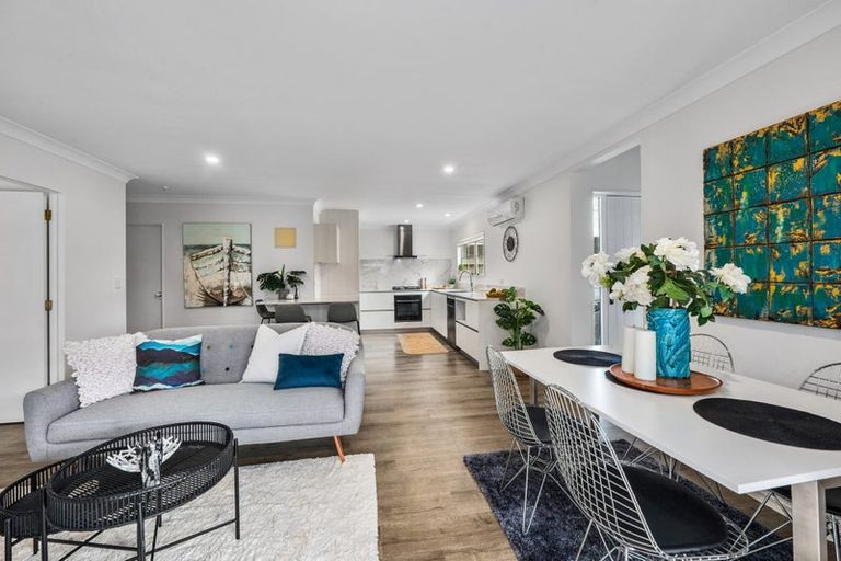 Photo of property in 1/69 Bay Street, Red Beach, 0932