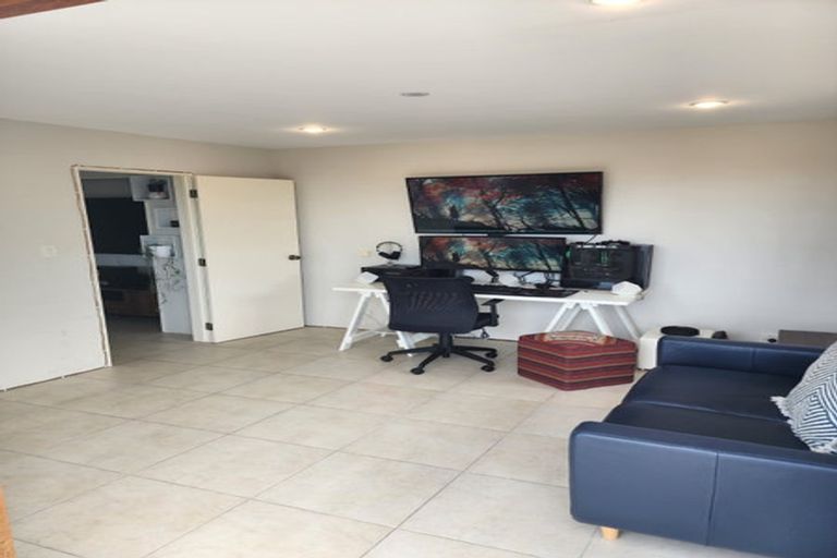 Photo of property in 21a Parr Terrace, Castor Bay, Auckland, 0620