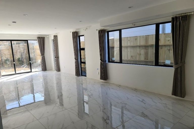 Photo of property in 17 Cassandra Grove, Totara Vale, Auckland, 0629