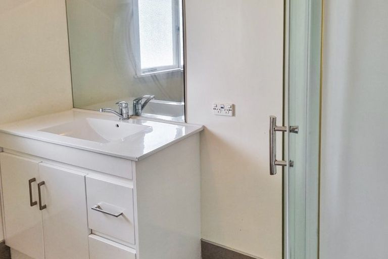 Photo of property in 37 Chatsworth Crescent, Pakuranga Heights, Auckland, 2010