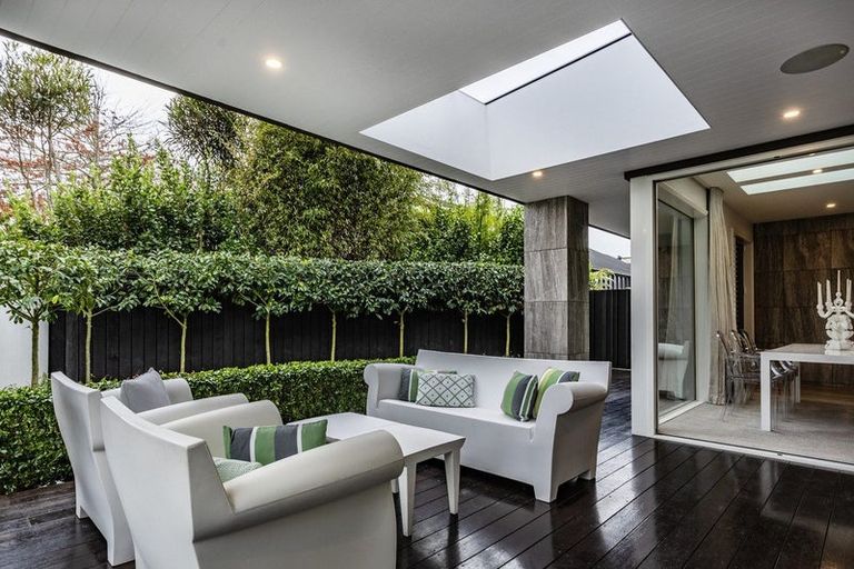 Photo of property in 2 Snowdon Road, Fendalton, Christchurch, 8052