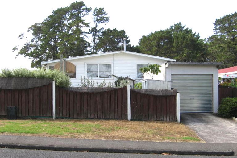 Photo of property in 3 Thornlow Street, Glendene, Auckland, 0602