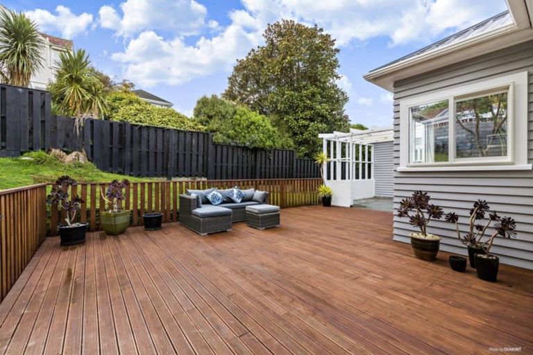 Photo of property in 1 Glentui Grove, Khandallah, Wellington, 6035